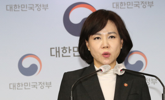 전현희 국민권익위원회 위원장이 지난 1일 정부서울청사에서 공공기관의 도덕적 해이 예방을 위한 반부패·청렴 혁신 10대 추진과제를 발표하고 있다. <연합뉴스>